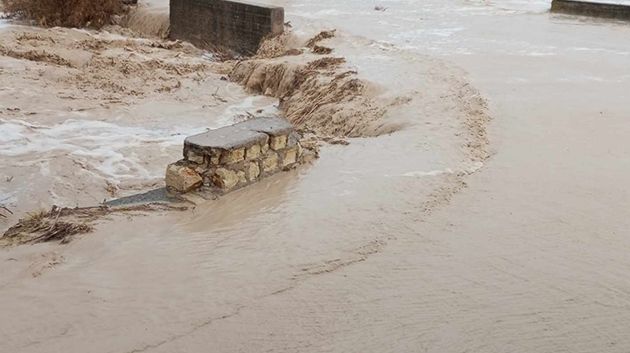 سيدي بوزيد: سيول جارفة تعزل عدّة مناطق وتودي بحياة طفل (فيديو)