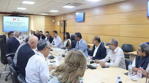 وزير التجارة يستقبل وفدا من رجال أعمال عن اتّحاد الصناعات الهندية
