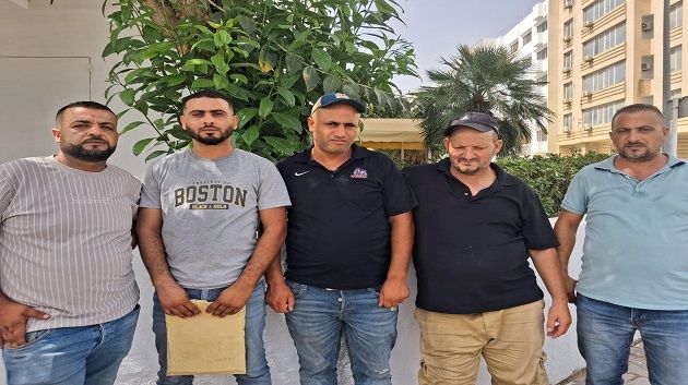عدد من سائقي 'التاكسي الجماعي' يحتجون أمام مقر وزارة النقل