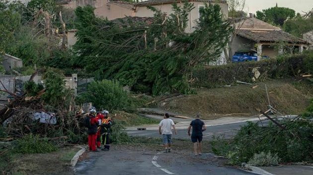 إعصار يضرب فرنسا: إصابة 41 شخصا و تدمير مئات المنازل