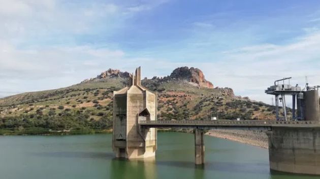 إطلاق دراسة لتركيز منظومة كهروضوئية عائمة نموذجية بسد سيدي البرّاق