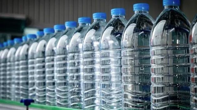 ضخّ كميات من المياه المعلبة بشكل مكثّف في السوق