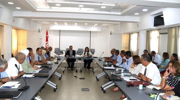 وزير الفلاحة يدعو إلى توجيه الاستثمارات للمشاريع القادرة على التكيّف مع التغيرات المناخية
