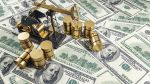 أسعار النفط تنخفض.. والذهب يرتفع مع تراجع الدولار