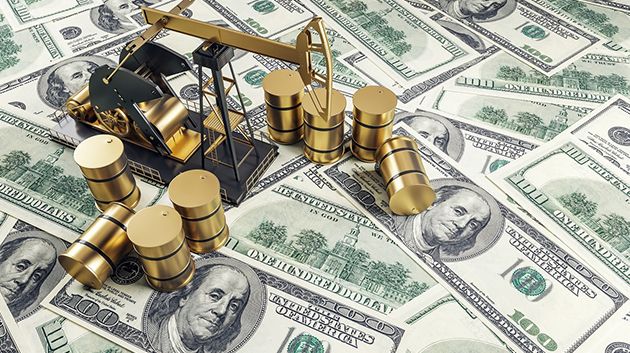 أسعار النفط تنخفض.. والذهب يرتفع مع تراجع الدولار