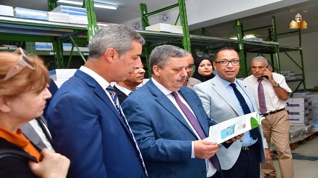وزير التربية يعاين تقدّم عملية توزيع الكتاب المدرسي في بنزرت