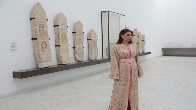 الفنانة 'يارا' تزور متحف باردو (صور)