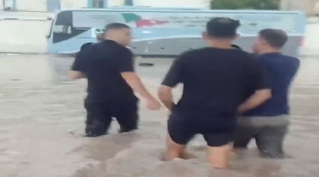 الحماية المدنية تتدخل لمساعدة مواطنين حاصرتهم مياه الأمطار في باب عليوة