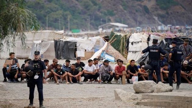 إسبانيا : نقل مئات المهاجرين من شواطئ سبتة إلى مخيّم 