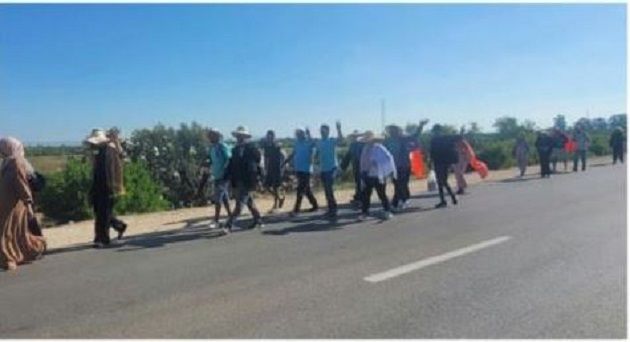 سيدي بوزيد.. معطلون عن العمل يتوجهون الى العاصمة مشيا على الاقدام 
