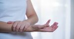 طبيبة مختصة توضّح: آلام المفاصل المستمرة ليست أمرا طبيعيا 