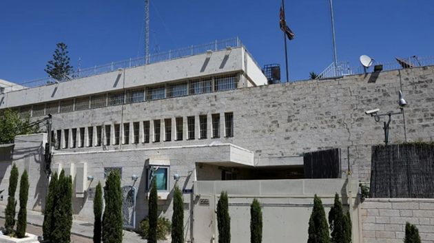 بريطانيا تزيل لافتات قنصليتها بالقدس