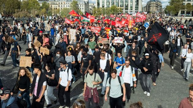 احتجاجات حاشدة مُقررة اليوم في فرنسا.. ماكرون يدعو للتهدئة