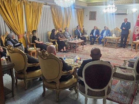وزير الخارجية يلتقي ثلة من أفراد الجالية التونسية بالعراق