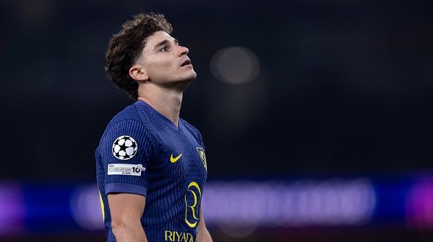 برشلونة يُغرَّم بسبب اتصالاته بخوليان ألفاريز