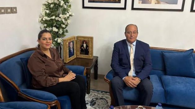 سفارة تونس بمسقط: بحث تمكين أفراد الجالية التونسية من خدمات وامتيازات قانونية