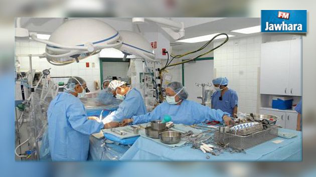 يعزف القيتارة أثناء خضوعه لعملية استئصال ورم بالدماغ