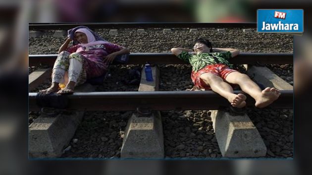  مرضى في أندونيسيا يستلقون على سكة القطار أملا في الشفاء!