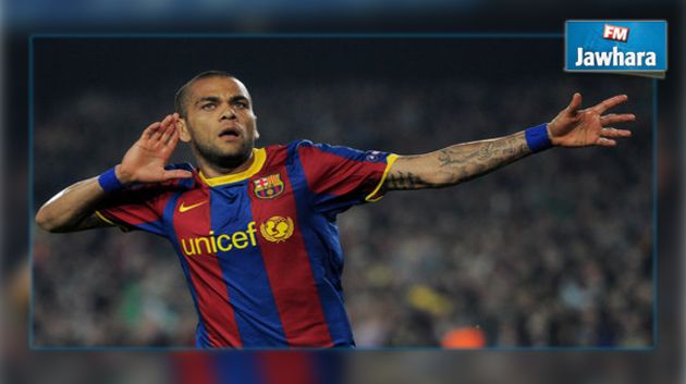 برشلونة يمدد عقد داني ألفيش لمدة سنتين