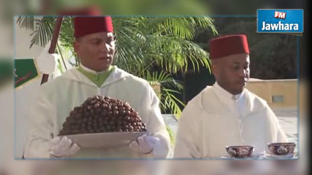 خدم البلاط يقدم للملك المغربي التمر والحليب في نهار رمضان