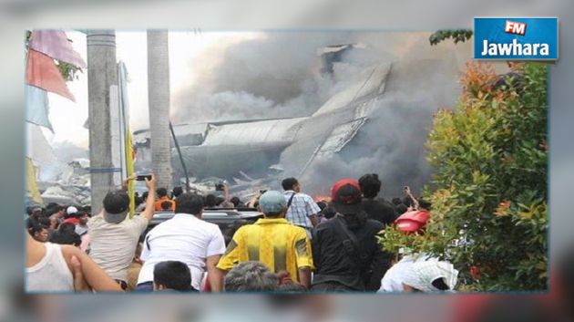 سقوط طائرة عسكرية على فندق بأندونيسيا يخلف 30 قتيلا