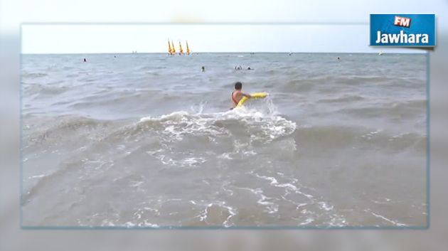 انقاذ 9 أشخاص من الغرق قبالة شاطئ حلق الوادي