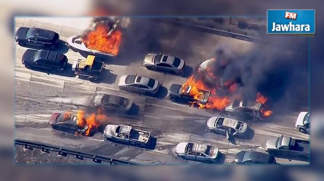 حريق غابات يجتاح طريقاً سريعاً في كاليفورنيا
