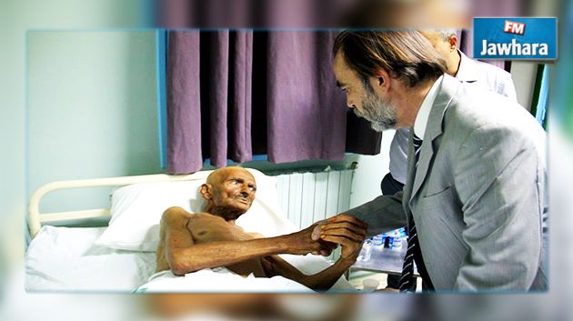 بعد نشر فيديو لرجل مسن في حالة متردية : وزير الصحة يزوره بالمستشفى