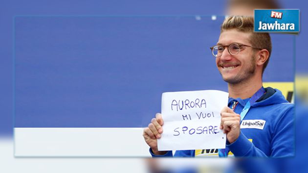 سباح إيطالي يطلب يد صديقته فوق منصة التتويج لبطولة العالم للألعاب المائية