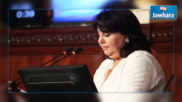 اثناء ترؤسها لجلسة عامة : فوزية بن فضة تجري مكالمة شخصية على المباشر