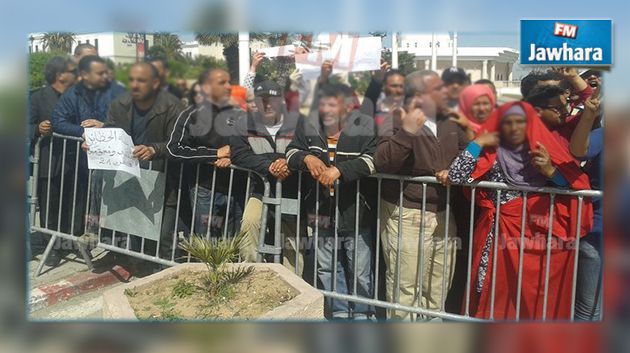 القصرين : عملة الحضائر يغلقون الطريق ويطالبون بصرف رواتبهم