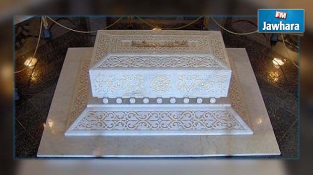 وزير الشؤون الدينية يكلف قارئا بتلاوة القرآن يوميا في مقبرة آل بورڨيبة