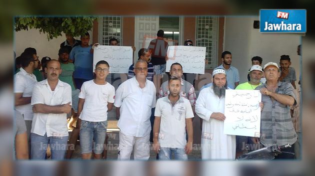 وقفة احتجاجية في الرجيش للمطالبة باستقالة رئيس البلدية