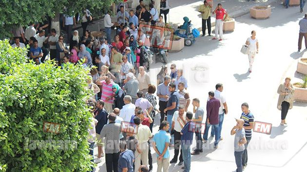المعلمون يرفعون شعارات مطالبة بإسقاط الحكومة أمام وزارة التربية