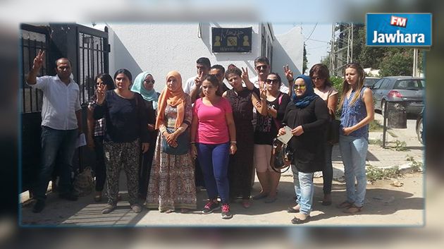 بعد طردهم تعسفيا : عدد من الصحفيين يحتجون أمام مقر قناة حنبعل
