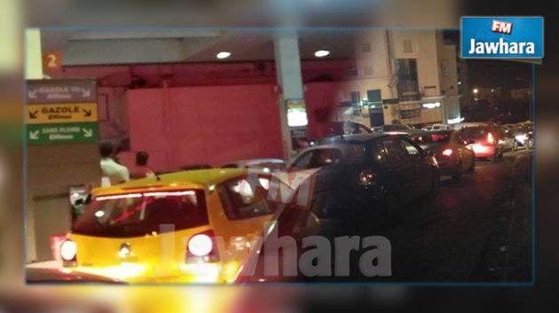 بسبب الإضراب : إزدحام كبير على محطات التزود بالبنزين