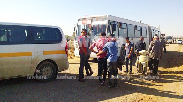 أهالي منطقة عبيدة يغلقون الطريق احتجاجا على البنية التحتية المهترئة
