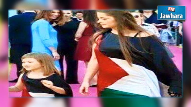 ألمانية وابنتها تتجولان في شوارع ألمانيا مرتديتان العلم الفلسطيني