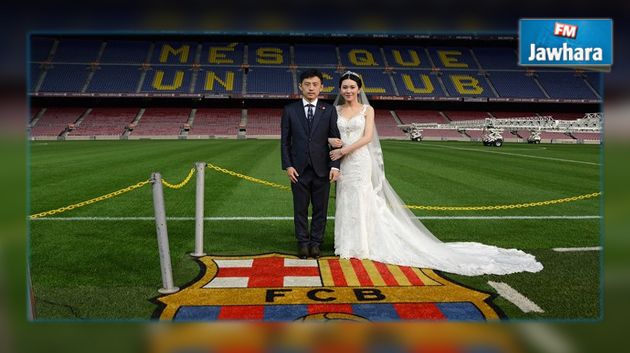 جمعهما عشق نادي برشلونة فتزوجا في ملعب الكامب نو (فيديو)