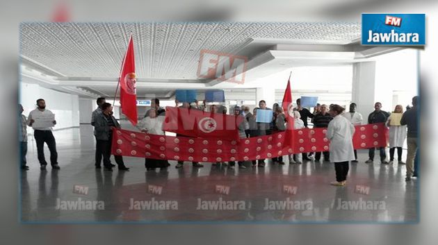 وقفة احتجاجية بمطار جربة جرجيس لعمال شركة كاترينغ