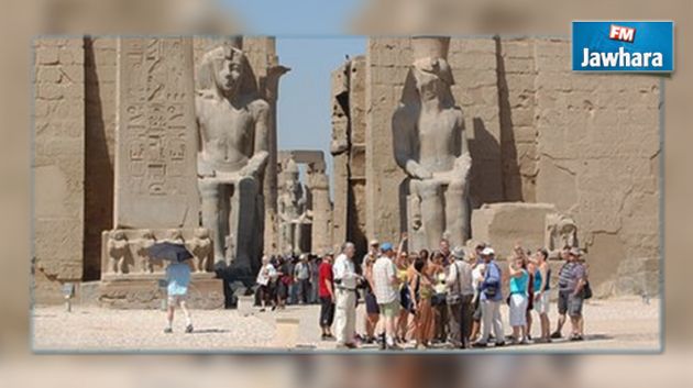 السياح البريطانيون محتجزون في مصر بعد قرار ايقاف الرحلات الجوية