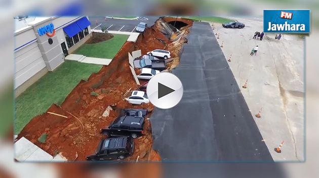 الولايات المتحدة : حفرة عملاقة تبتلع 15 سيارة