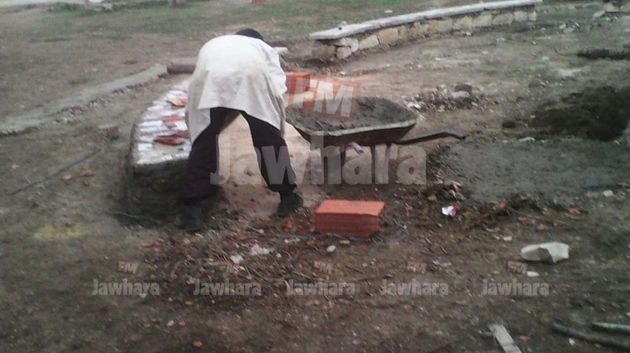 ببادرة خاصة وبتمويل ذاتي : المعلم حمدي فؤاد يبني مسرحا في مدرسة ببوسالم