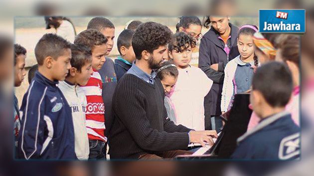 شاب يقدم عرضا موسيقيا في أحضان الطبيعة لفائدة تلاميذ مدرسة بني مطير