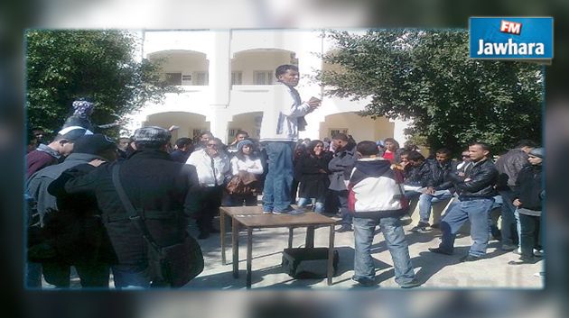 صفاقس : طلبة كلية الآداب والعلوم الانسانية في اضراب