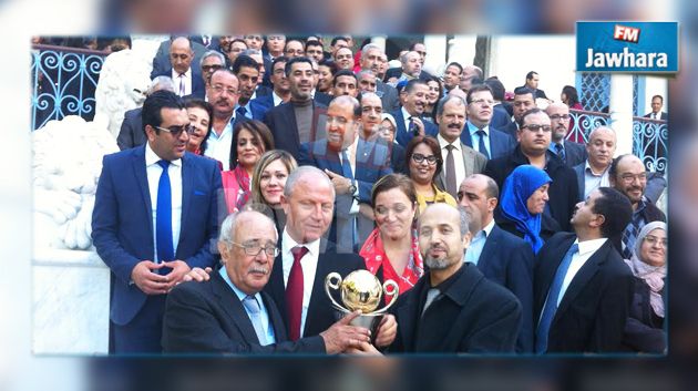 نواب الشعب يرفعون كأس الكونفدرالية الإفريقية