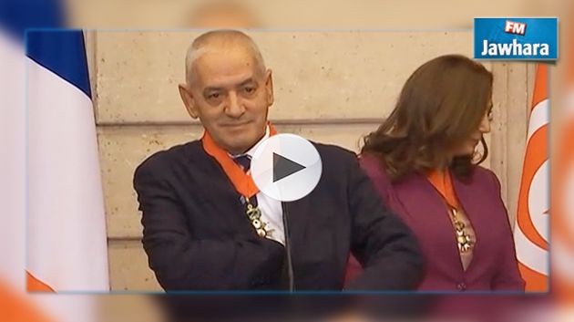 العباسي ورحلة البحث عن نظاراته في قصر الإيليزيه (فيديو)