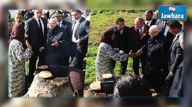 مواطنة تتفاجأ بزيارة للباجي قايد السبسي لها وهي بصدد اعداد 