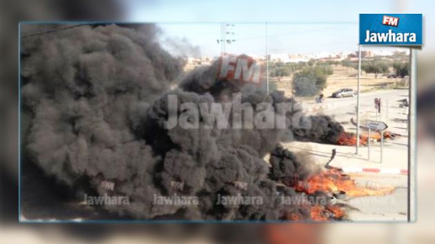 المحتجون يغلقون الطريق المؤدية إلى معبر الذهيبة وازن
