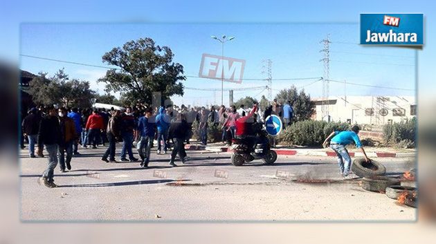 سليانة : الأهالي يغلقون الطريق الرابطة بين سليانة والكاف